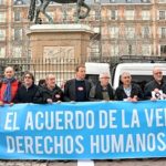 Cadena humana en la Plaza Mayor de Madrid a favor de las personas refugiadas