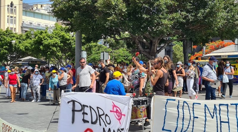 Concentración de los trabajadores de ANSINA y CIDEMAT ante el Cabildo de Tenerife