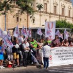 La USO Sanidad y Dependencia Andalucía se concentró ante el Parlamento Andaluz.