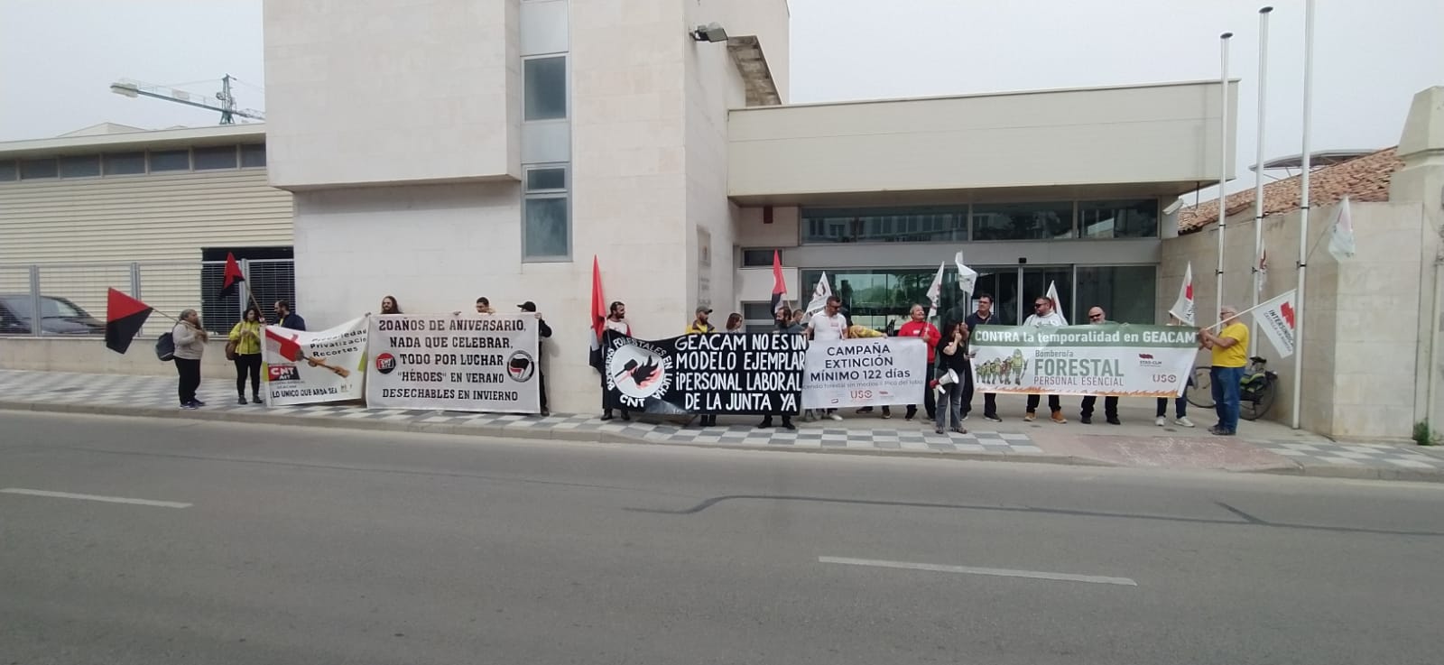Trabajadores de GEACAM durante la concentración celebrada en Cuenca para reclamar mejoras laborales, estabilidad y negociación real