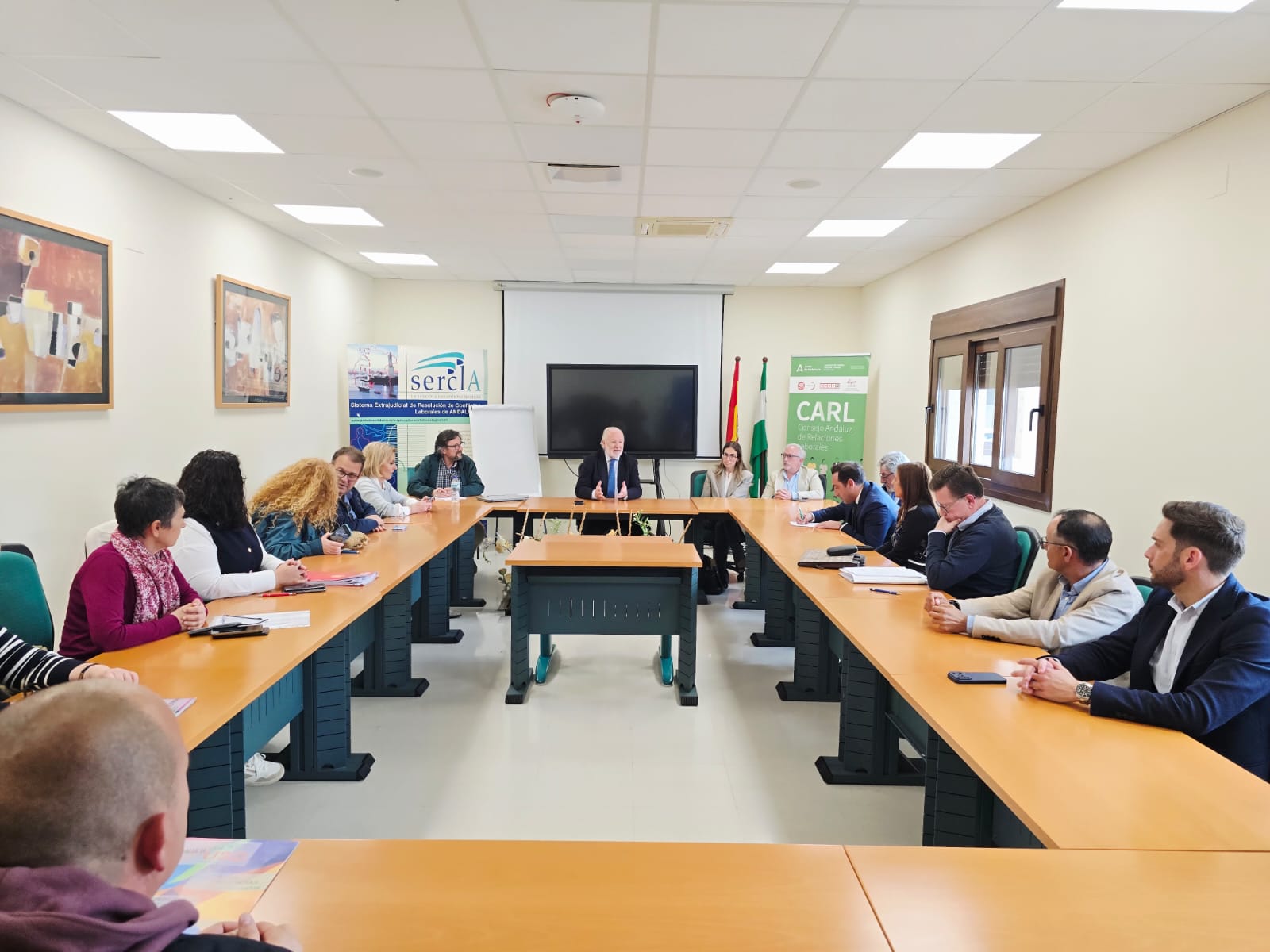 Representantes sindicales y empresariales tras la firma del primer convenio colectivo provincial de la sanidad privada en Huelva