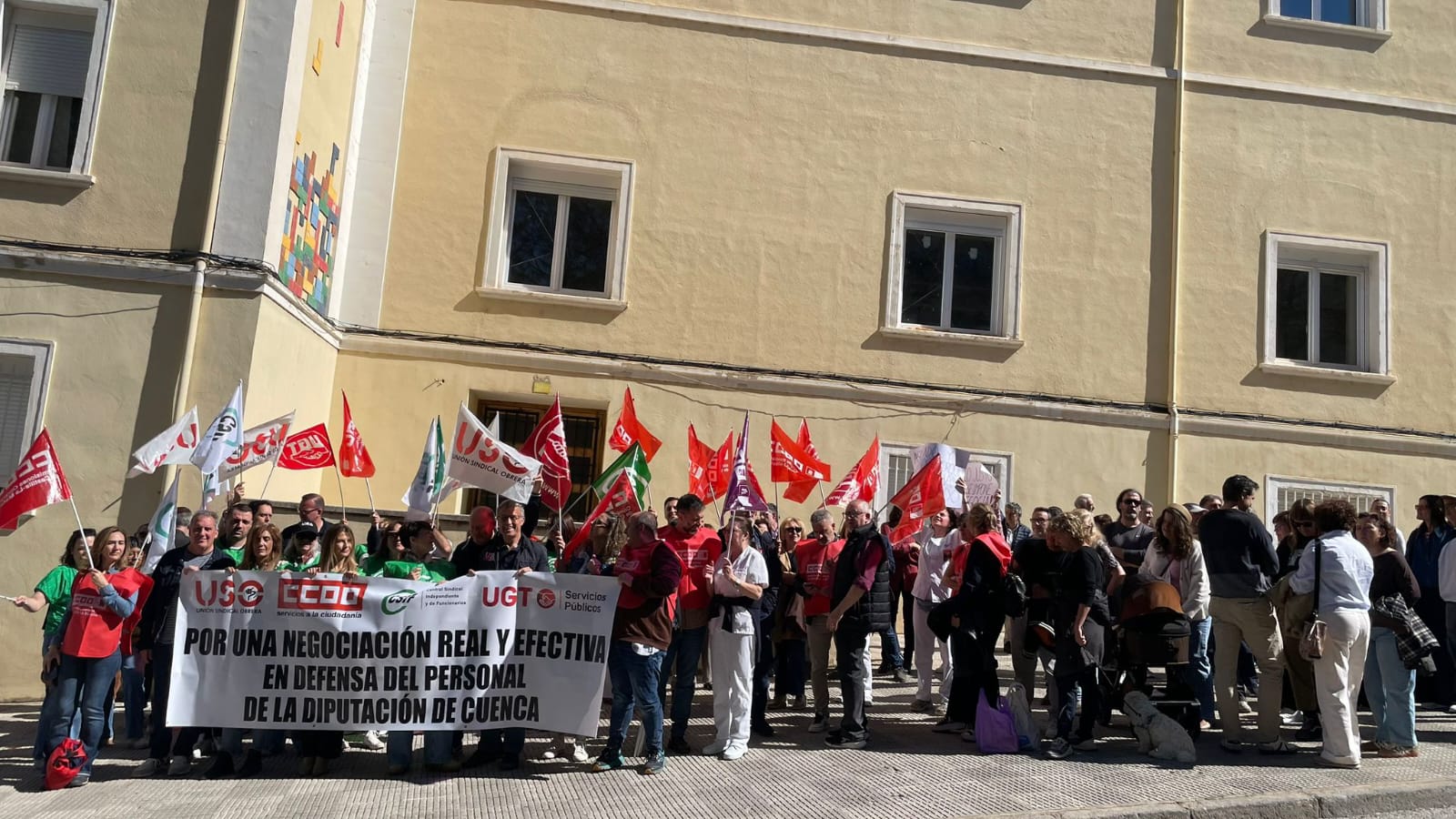 Concentración de trabajadores y representantes sindicales ante la Diputación de Cuenca para reclamar diálogo y negociación con la plantilla