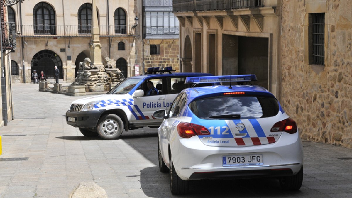 Coches de la Policía Local de Soria delante del Ayuntamiento de Soria