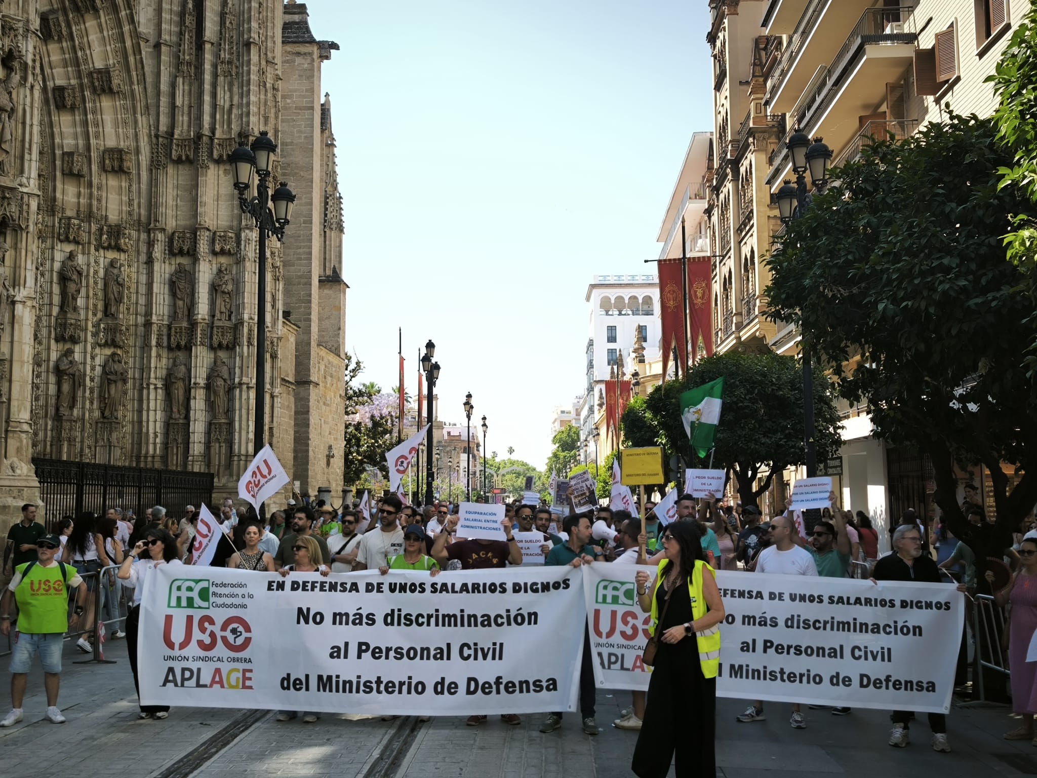 Sevilla responde en la calle: el personal civil de Defensa vuelve a exigir salarios dignos y el fin de la discriminación