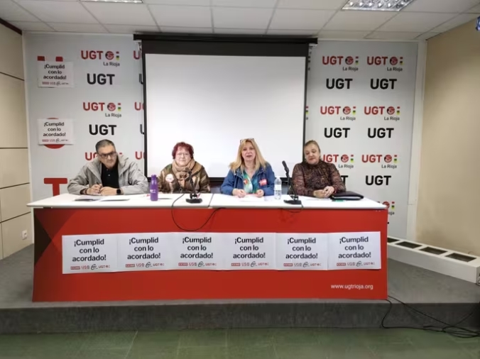 Representantes sindicales durante una rueda de prensa en Logroño sobre el convenio colectivo de residencias y centros de día de La Rioja