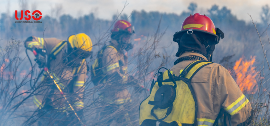 Bomberos forestales trabajando en la extinción de un incendio