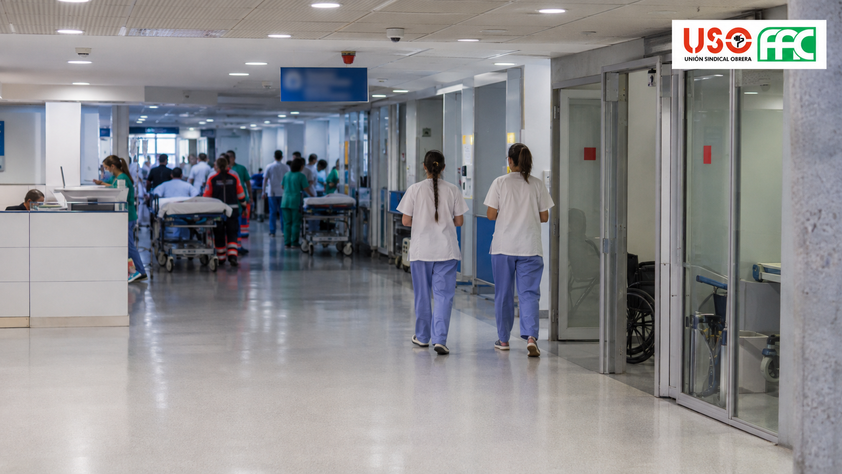 Pasillo de Urgencias hospitalarias con alta presión asistencial y logo de FAC-USO